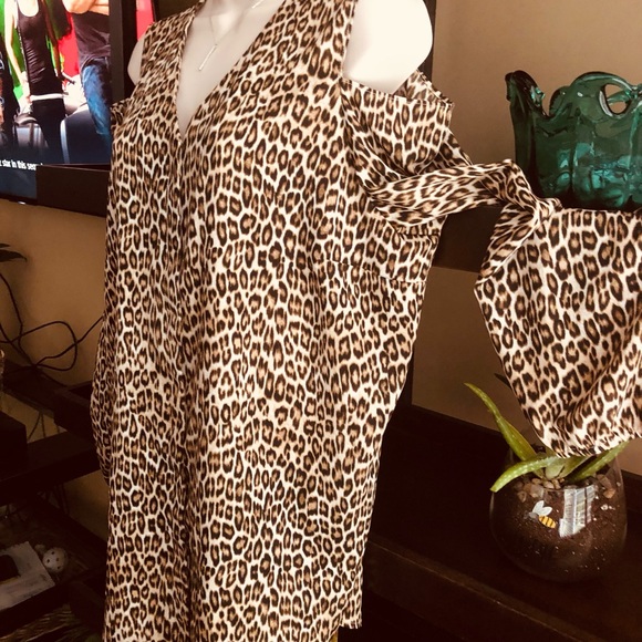 💙 Chico’s 🐆 Leopard cold shoulder long sleeve💙 - Picture 3 of 8